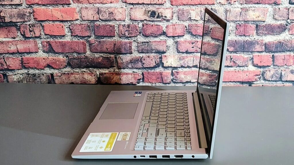 Asus VivoBook 15 X1504ZA Review side